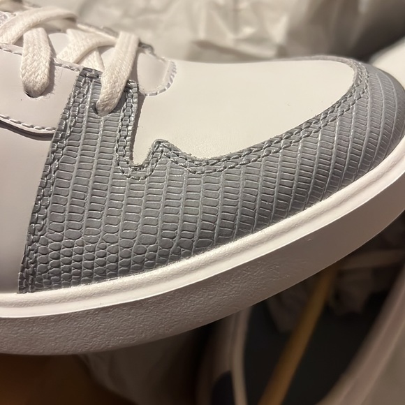 Sneaker - Picture 3 of 4